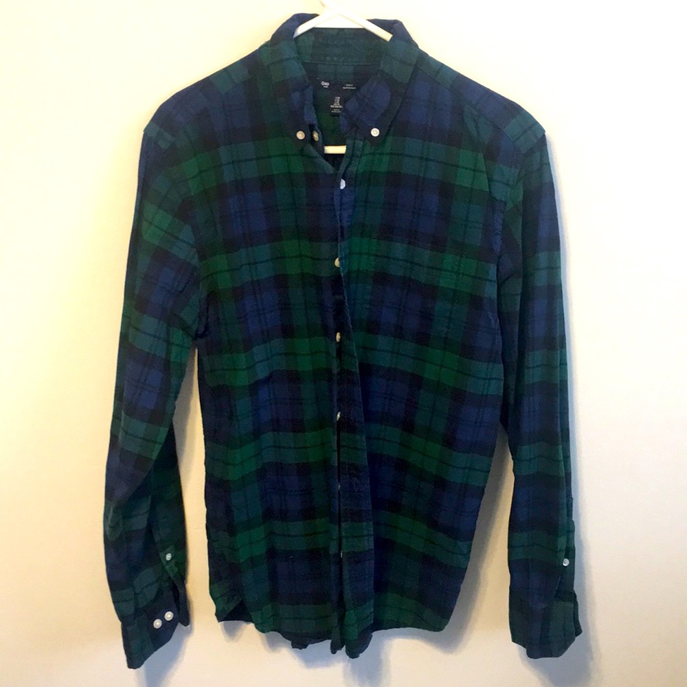 Gap slim fit medium button down shirt.
